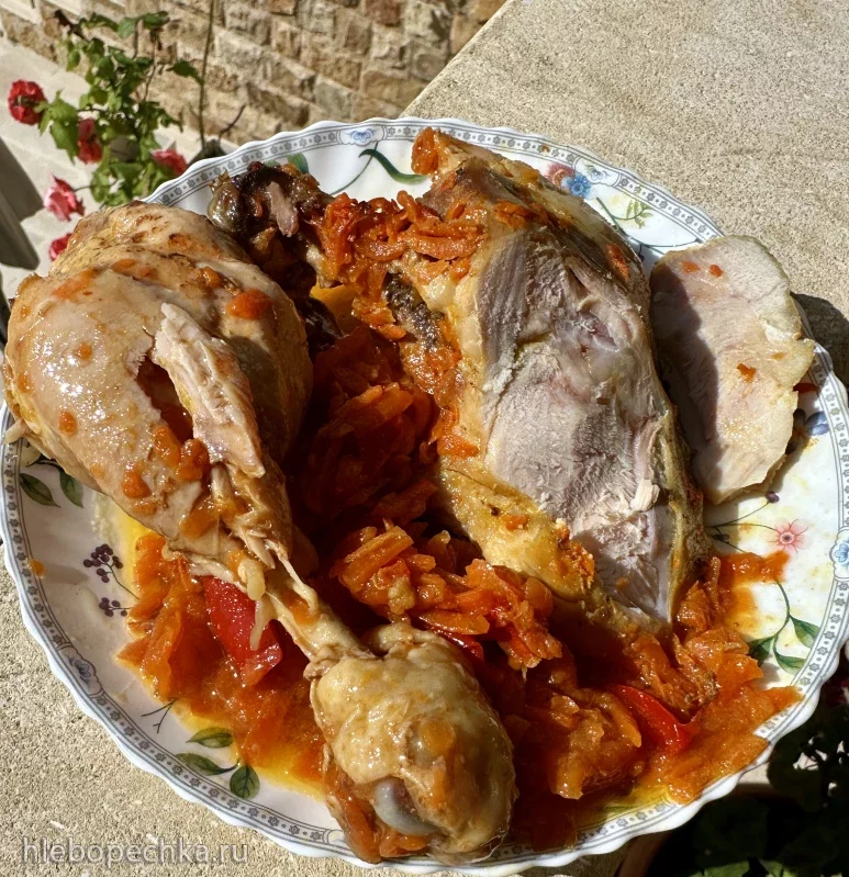 Тушеная курица с морковкой и паприкой