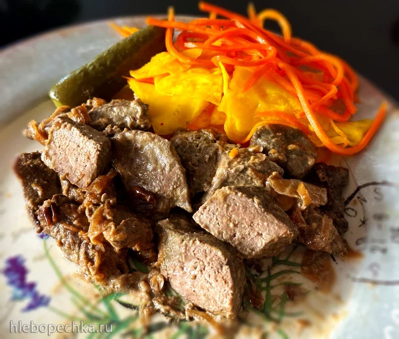 Печень говяжья, жареная на растительном масте с луком и сметаной