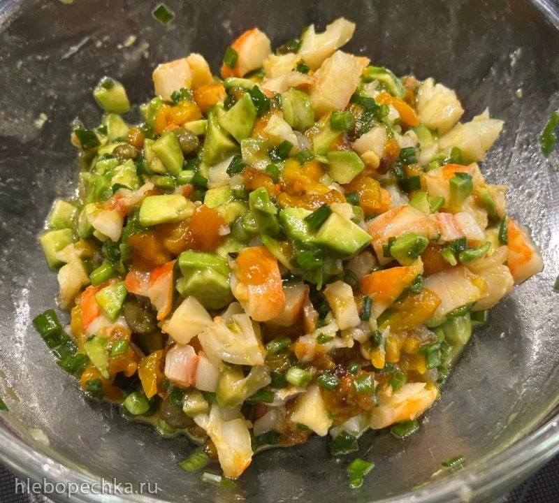 Салат из креветок, авокадо и каперсов