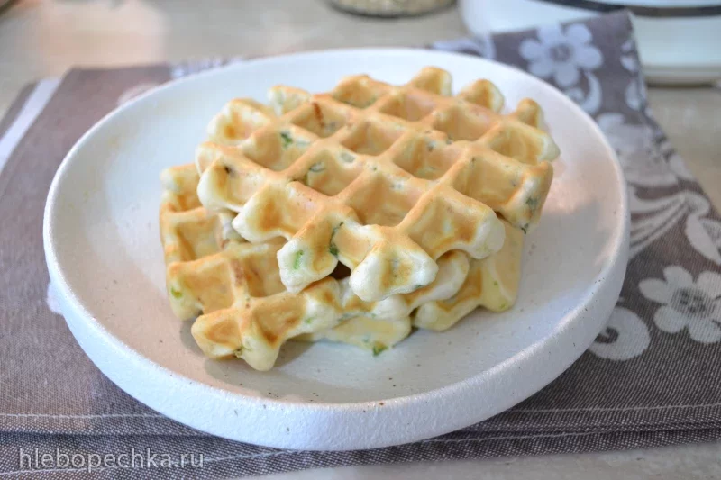Вафли к завтраку с рыбой и зеленым луком