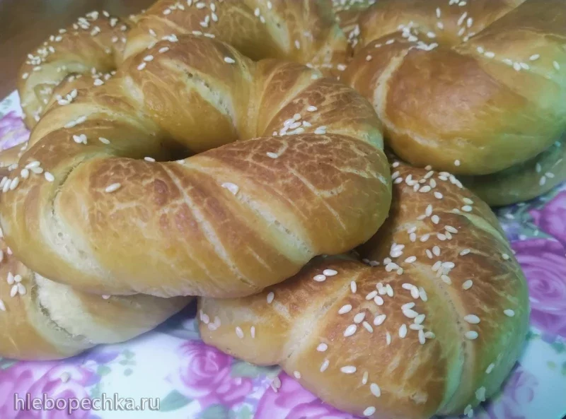 Булочки, обваренные в кипящей щелочной воде