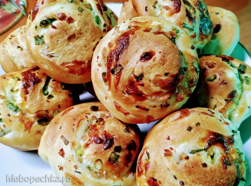 Булочки с беконом, зелёным луком и сыром моцарелла