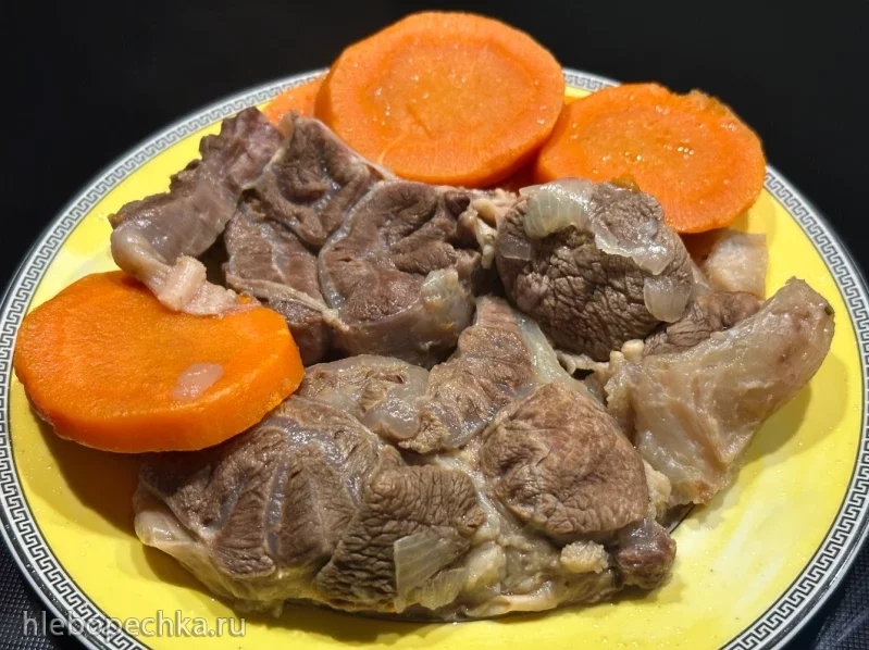 Коровья голяшка, тушеная с овощами