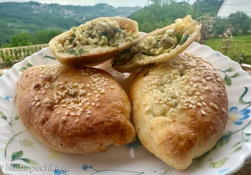 Пирожки из творожного теста с рисом, яйцами и зеленым луком