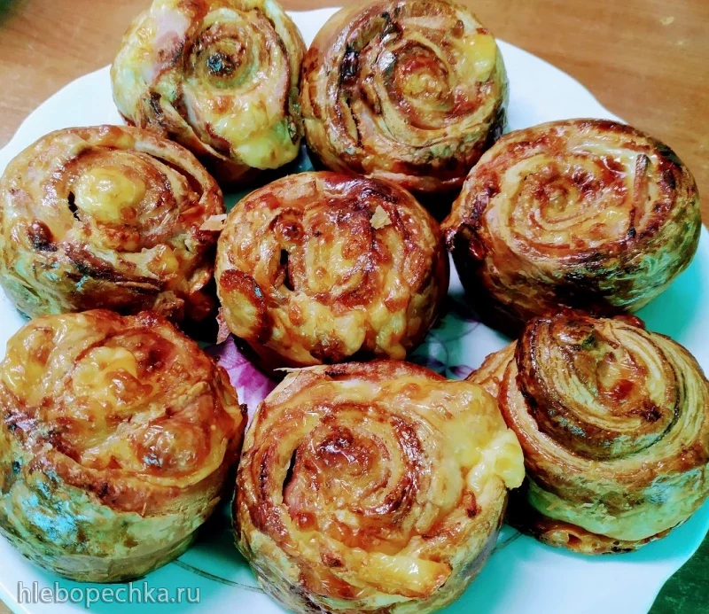 Булочки с ветчиной и сыром - из готового слоёного теста