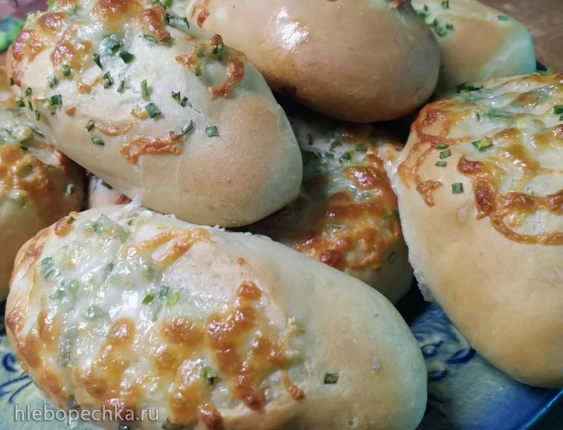 Булочки с зелёным луком и сыром моцарелла