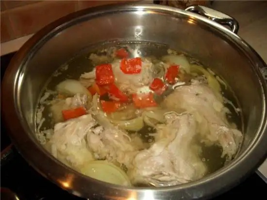 Бульон в кастрюле