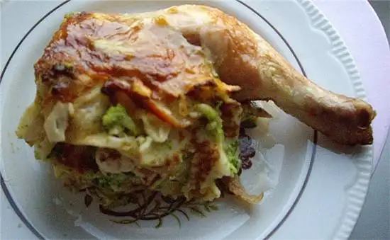 Курица с блинами и брокколи