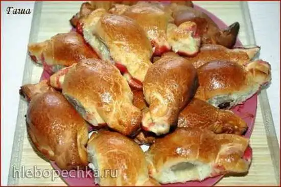 Пирожки-конфетки со сливами