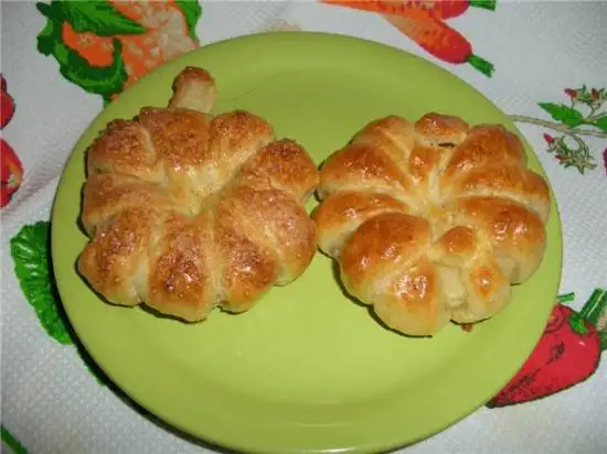 Слойки с ананасами и яблоками