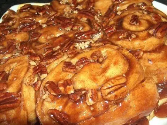 Плюшки «Улитки» с карамелью, грецким орехом и корицей