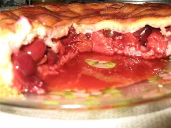 Пирог с клубникой и черешней
