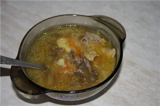 Щи мясные с сушенными грибами