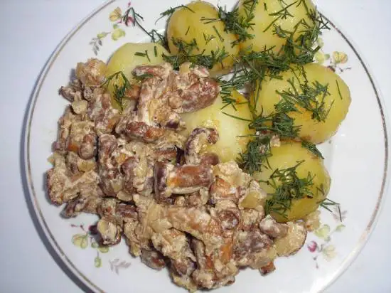 Лисички, жареные в сметане