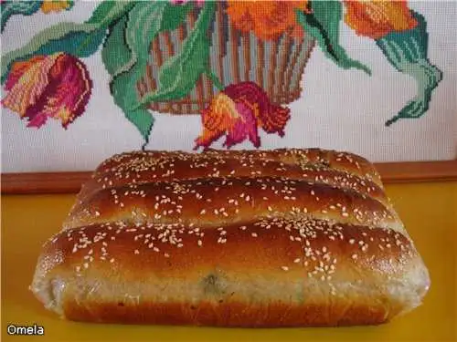 Пшеничный цельнозерновой хлеб-рулет с сыром и зеленью
