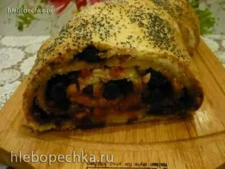 Творожный рулет с ягодно-ореховой начинкой