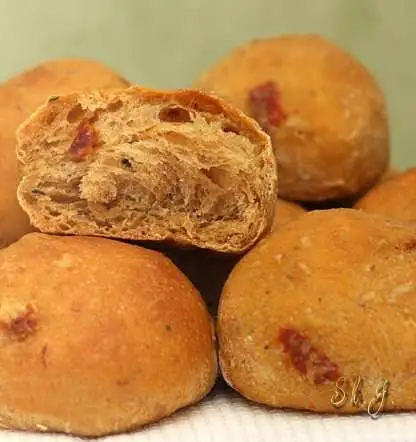 Булочки с сушеными помидорами