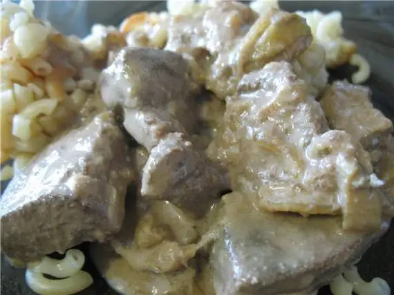Печень с яблоками и луком