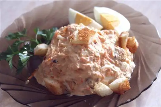 Салат с тунцом и сухариками