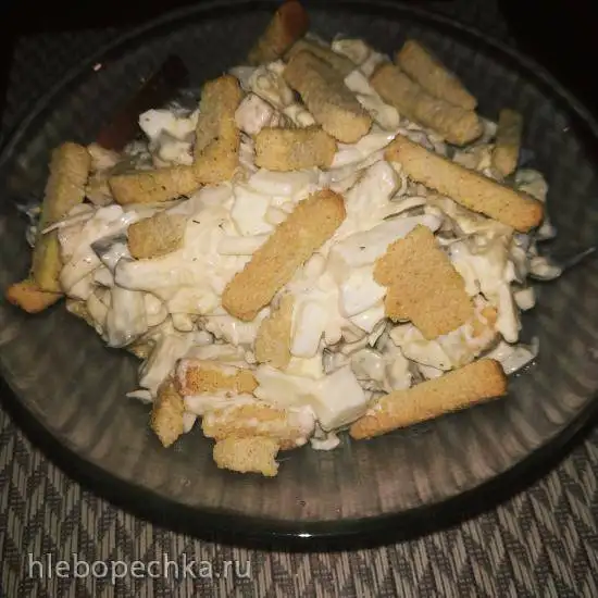 Сырный салат с гренками