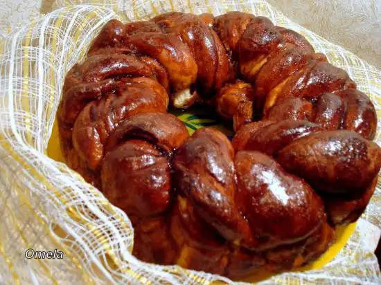 Калач с шоколадной глазурью