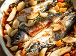 Рыба тушёная с луковой шелухой и овощами