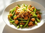 Зеленые бобы с мясным фаршем в кунжутном соусе