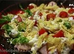Салат с копченой курицей и чипсами