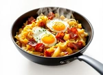 Солянка из квашеной капусты с беконом и яйцами на сковороде
