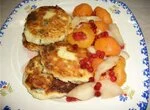 Оладушки творожные с изюмом и фруктовой подливой