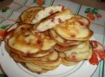 Оладьи на кефире с яблоками и брусникой