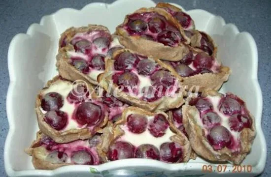 Калитки (Карельские ржаные пирожки) с вишней в творожной заливке ...