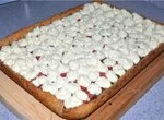 Пирог цельнозерновой с клубникой и щавелем под кремом из белого шоколада