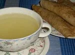 Бульон куриный прозрачный с блинами, начиненными кашей