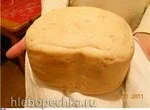 Ароматный пшеничный хлеб с чесноком и травами
