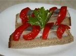 Бутерброды с селедкой и  запеченным перцем