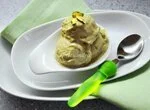 Мороженое с авокадо, базиликом, кардамоном, фисташками и сыром бри