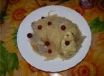 Курочка с  квашеной капустой и картофелем в духовке