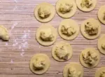 Что кладут в мясо пельменям для вкуса?
