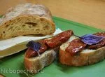 Белый хлеб с вялеными помидорами