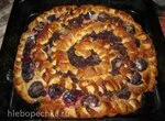 Сладкий открытый пирог с вишней и сливой