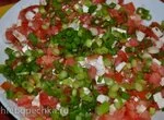 Салат из помидоров с брынзой и чесноком