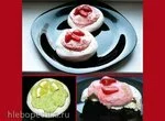 Пирожное-безе с клубникой и авокадо