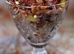 Салат из красного риса с курагой и изюмом