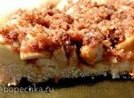 Карамельно-миндальный яблочник на рублено-дрожжевом тесте
