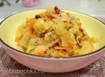 Капуста белокочанная тушеная с овощами, тмином и брусникой
