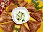 Неклассические пирожки с яйцом, зеленым луком и сыром для мечтающих о пирожках