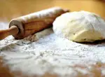 Тесто поднимается очень быстро, вылезает из хлебопечки