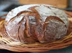 У хлеба верх с множественными надрывами и буграми