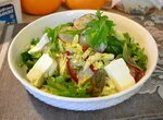 Салат из пекинской капусты, рукколы, мангольда и мизуны с сербской брынзой